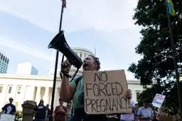 لغو قانون سقط جنین؛ تصمیمی که می تواند آمریکا را زیر و رو کند/ بایدن از گوشه رینگ فرار می کند؟