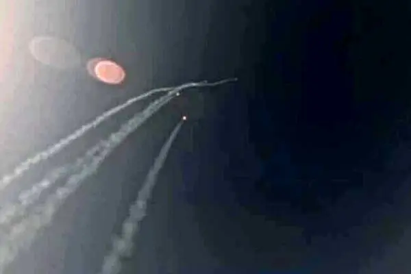 عبور موشک های ایران از کنار هواپیمای اماراتی + فیلم دیده نشده