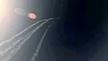 عبور موشک های ایران از کنار هواپیمای اماراتی + فیلم دیده نشده