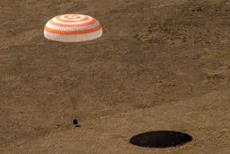  بازگشت نخستین فیلمسازان فضانورد روس به زمین