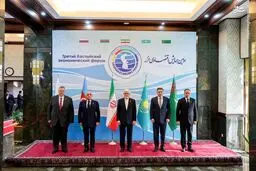 عکس یادگاری اعضای همایش اقتصادی خزر در کاخ سعدآباد