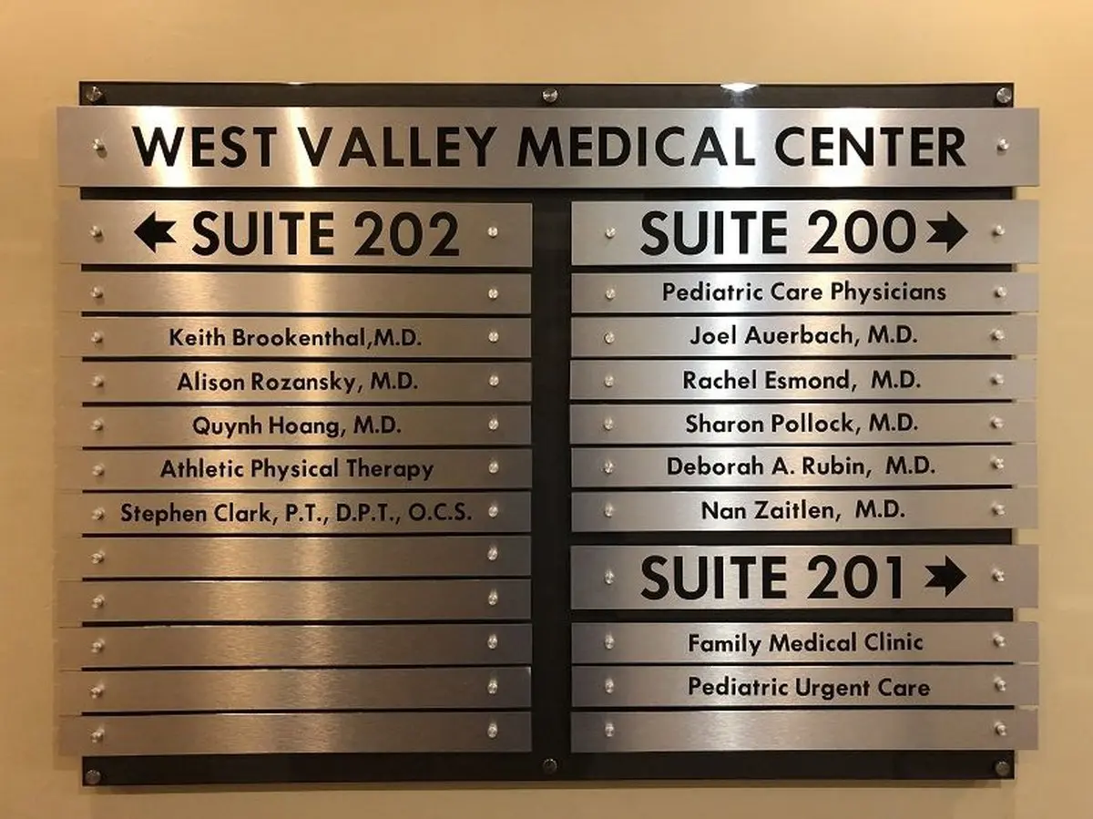 چرا تابلوهای راهنما طبقات و پلاک‌ها، هویت یک ساختمان را می‌سازند؟