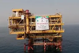 بازدید هوایی رئیسی از فاز ۱۱ میدان گازی پارس جنوبی