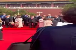 آذری حرف زدن علی اف و پزشکیان در بین سران حاضر در رژه چین