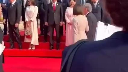 آذری حرف زدن علی اف و پزشکیان در بین سران حاضر در رژه چین