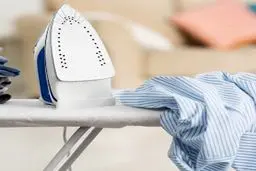 ترفند از بین بردن برق اتو روی لباس