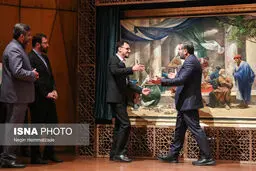 تصاویر رونمایی از تابلوی نقاشی جدید حسن روح الامین