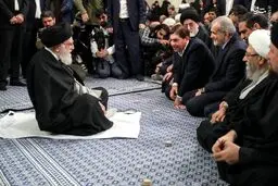 تصاویر گفت‌وگوی رهبر انقلاب با مسئولان در محل نماز