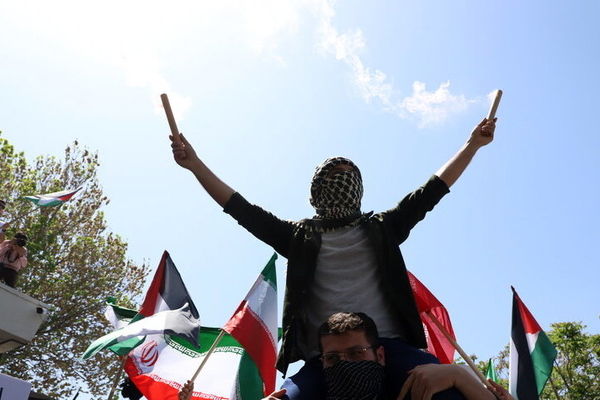 جشن پیروزی ایران در میدان انقلاب تهران