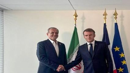 لحظه تشکر مکرون از پزشکیان در آغاز دیدار 