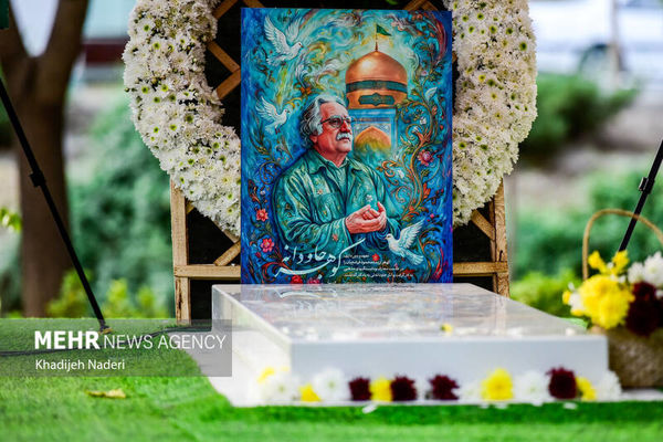 تصاویر نقاره‌زنی خادمان امام رضا (ع) در مزار استاد فرشچیان