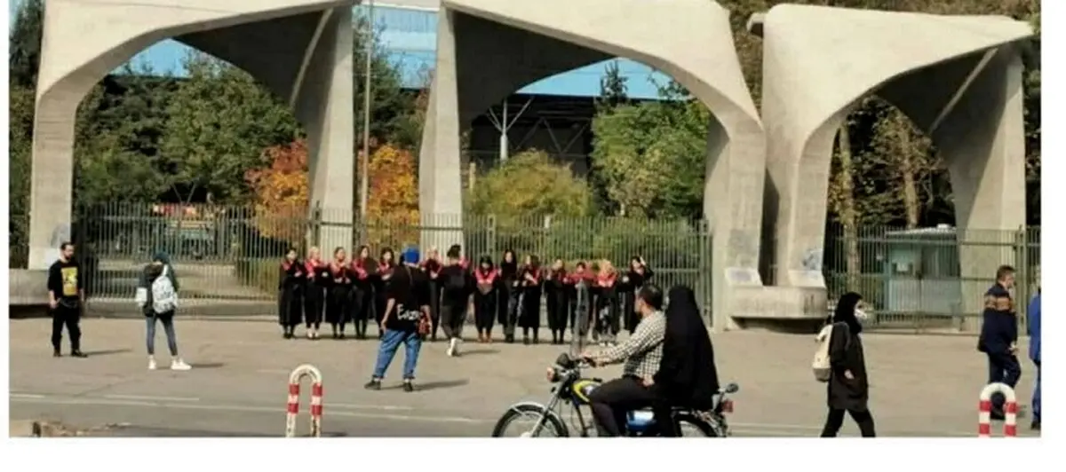 واکنش روزنامه کیهان به عکس یادگاری جنجالی در برابر دانشگاه تهران