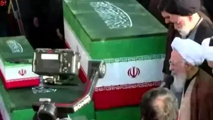 اقامه نماز بر پیکر رهبر شهید توسط آیت الله جوادی آملی در قم