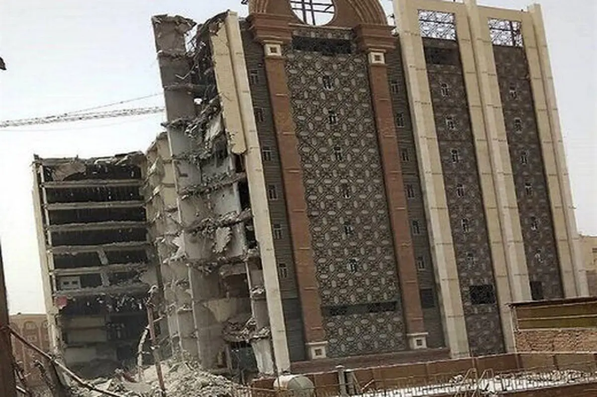 تصاویر هوایی از محل ریزش ساختمان متروپل در آبادان
