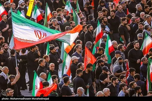  اقامه نماز بر پیکر مطهر مجاهد شهید حضرت آیت‌الله سیّدعلی خامنه‌ای