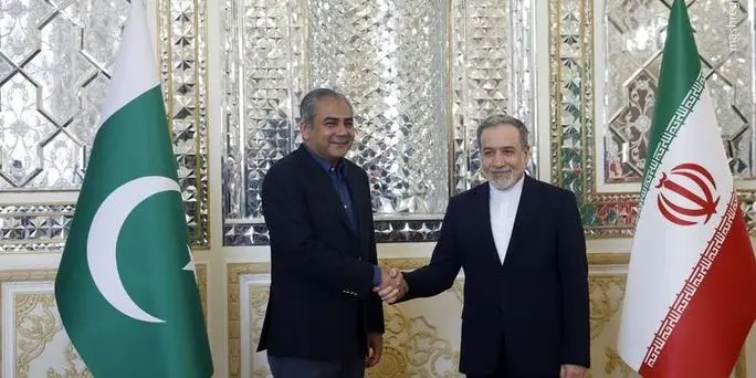 لحظه تحویل پیام مذاکراتی پاکستان برای رهبر انقلاب
