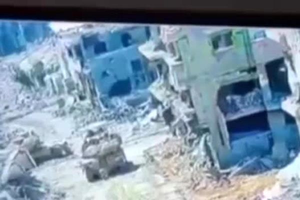 فیلمی دیدنی از نابودی تانک اسرائیلی توسط یک فلسطینی