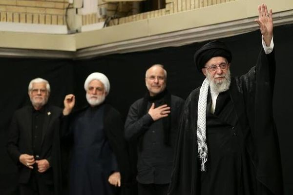 لحظه ورود رهبر انقلاب به حسینیه امام خمینی(ره) در شب عاشورا