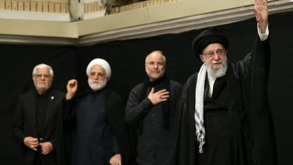 لحظه ورود رهبر انقلاب به حسینیه امام خمینی(ره) در شب عاشورا