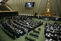 شوخی جالب هیات رئیسه با نمایندگان جدید هنگام تحلیف + فیلم