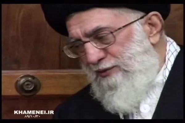  لحظاتی از حضور رهبر انقلاب در منزل شهید علی‌محمدی‌