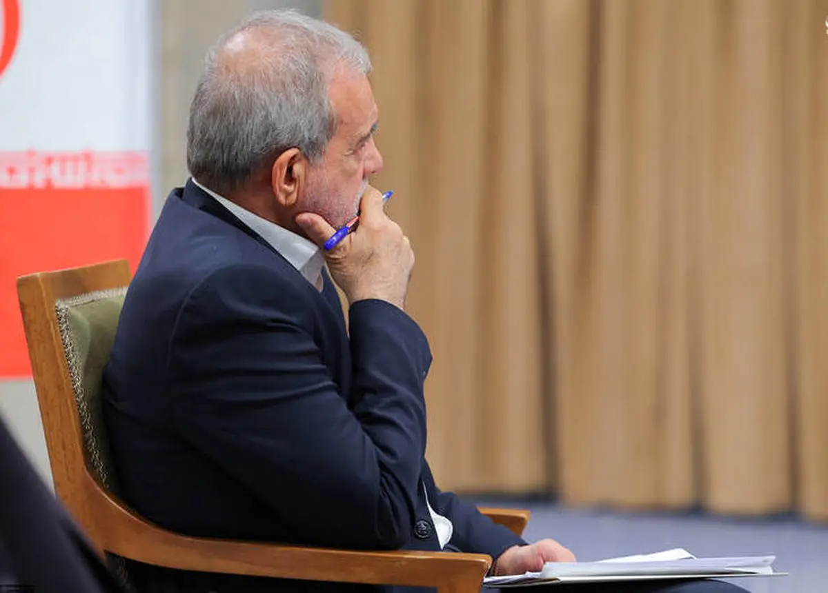 لحظه اشاره رهبر انقلاب و گفت‌وگوی خصوصی با پزشکیان