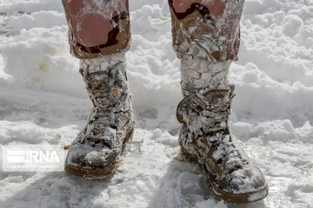 لحظه تعویض اکیپ مرزبانی ایران و ترکیه در برف و سرما