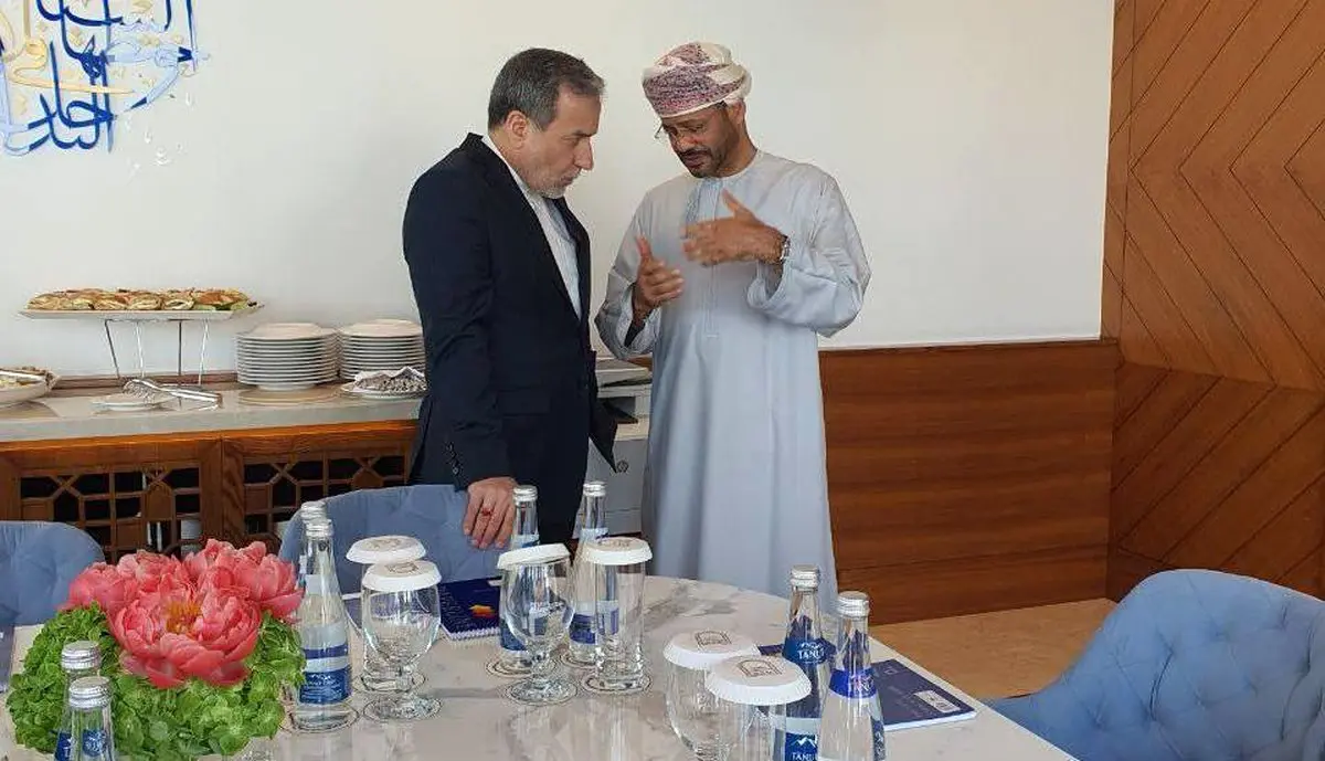 گفتگوی خصوصی البوسعیدی و عراقچی پیش از شروع دور سوم مذاکرات + عکس