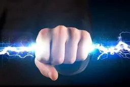 لحظه هولناک برق گرفتگی و راه حل نجاتبخش یک عابر
