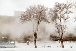 ببینید تبدیل شدن آب داغ به پودر یخ در سرمای  غرب ایران