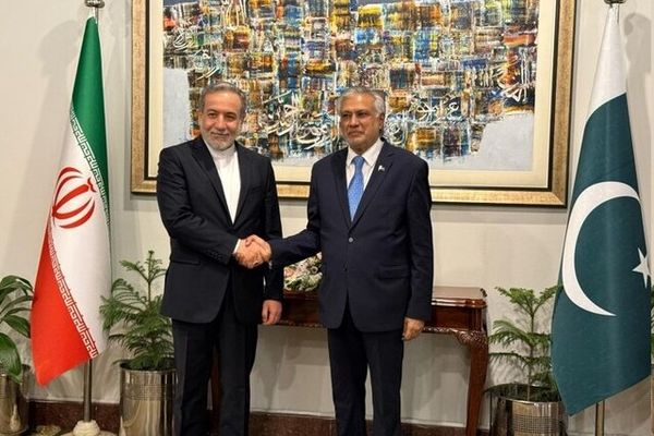 استقبال وزیر خارجه پاکستان از عراقچی در اسلام آباد