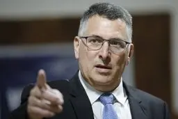 عقب نشینی اسرائیل در برابر ایران ؛ مسیر دیپلماتیک را رد نمی‌کنیم