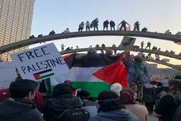 تصاویر رهبر انقلاب، امام خمینی و سیدحسن نصرالله در آمریکایی‌