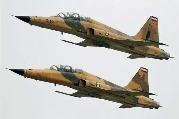 لحظه عبور جنگنده در ارتفاع پایین آسمان تهران