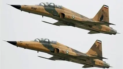 لحظه عبور جنگنده در ارتفاع پایین آسمان تهران