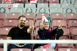 ایرانی‌ها با پرچم سه رنگ در ورزشگاه کوچک (عکس)