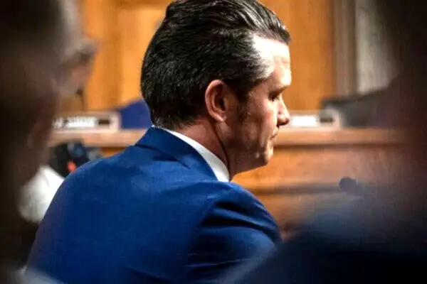سناتور جمهوری خواه خواستار برکناری فوری پیت هگست شد