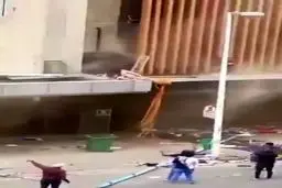 انداختن کودک از بالای برج در حال سوختن برای نجات