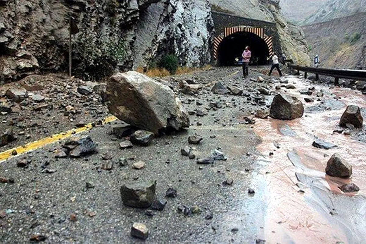 ببینید سقوط وحشتناک سنگ در جاده چالوس