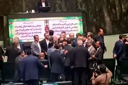 حاشیه حضور رئیس جمهور در مجلس / پزشکیان در میان نمایندگان گم شد!