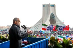 پزشکیان با مترو از راهپیمایی 22 بهمن برگشت