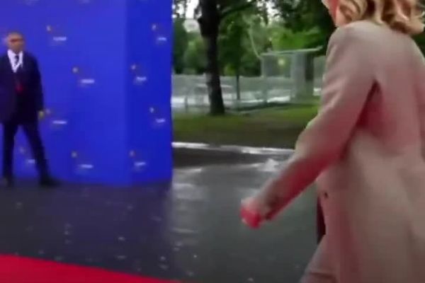 جنجال نخست وزیر آلبانی و زانو زدن مقابل جورجیا ملونی!
