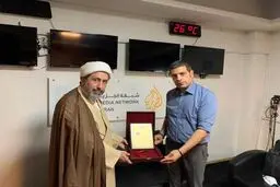 تقدیم لوح یابود شهید شیرین ابوعاقله به شبکه الجزیره