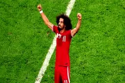 لحظه بالا بردن جام قهرمانی آسیا توسط کاپیتان قطر به سبک مسی