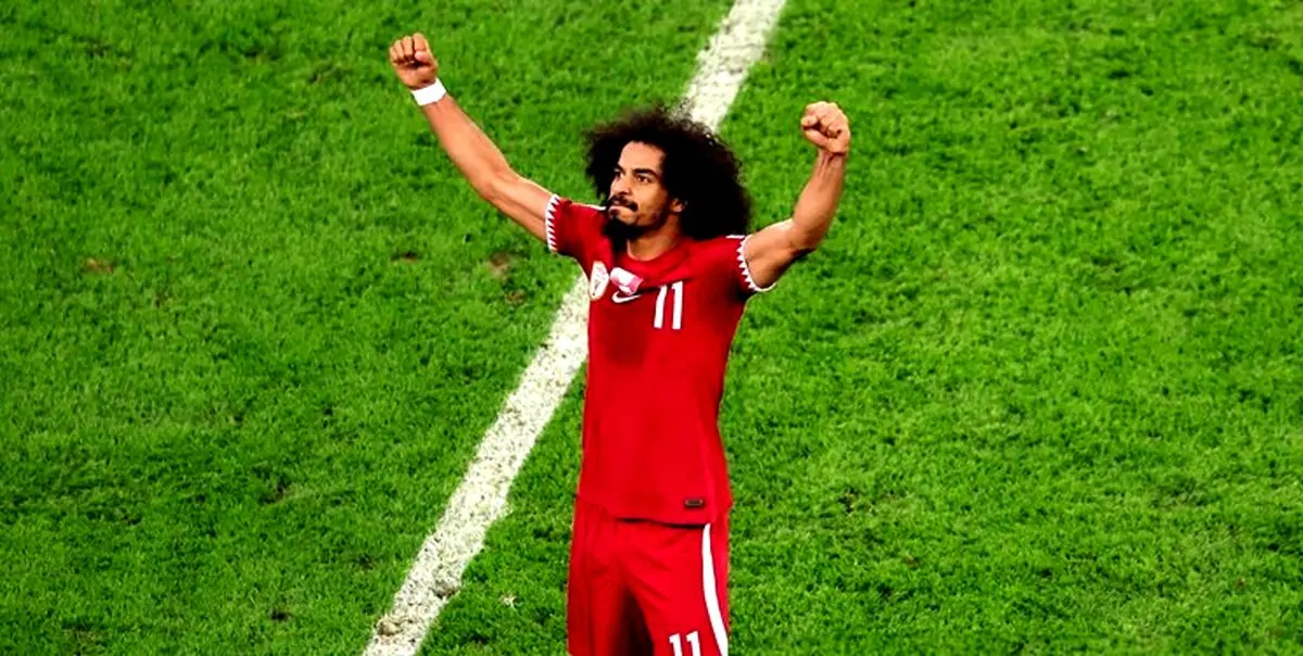 لحظه بالا بردن جام قهرمانی آسیا توسط کاپیتان قطر به سبک مسی