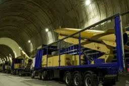 خروج کامیون‌های حامل موشک سپاه از تونل های زیرزمینی برای شلیک + عکس