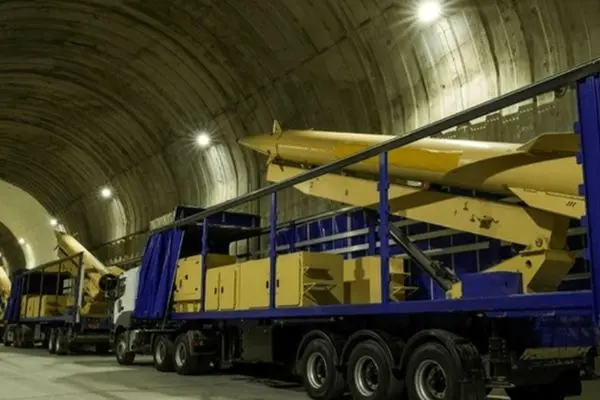 خروج کامیون‌های حامل موشک سپاه از تونل های زیرزمینی برای شلیک + عکس