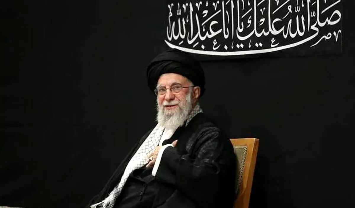 عکس پرمعنای امشب از رهبری ؛ علی به وقت حادثه عصا نمی گیرد