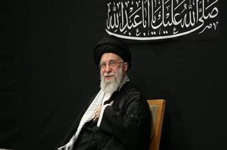 عکس پرمعنای امشب از رهبری ؛ علی به وقت حادثه عصا نمی گیرد
