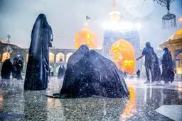  بر شانه حرم برف می‌بارد